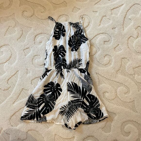 Old Navy Black And White Jungle Leaf Print Romper - Picture 4 of 4